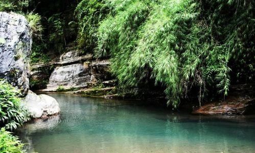 河里洗澡吃瓜,沐浴河水中，尽享瓜果清凉时光