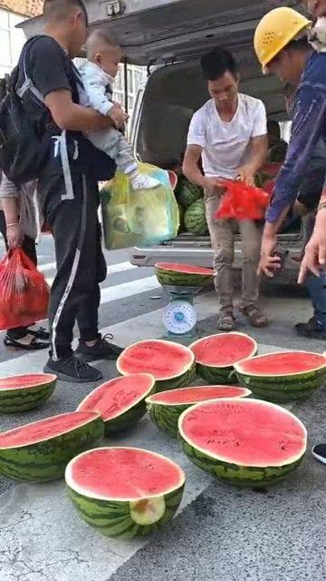 打工人小张吃瓜,打工人的甜蜜苦涩