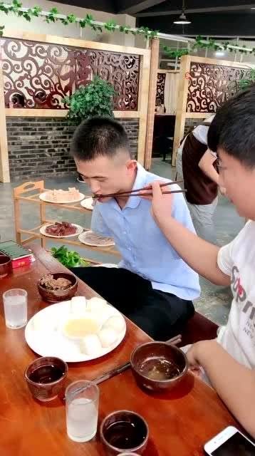 哥哥喂弟弟吃瓜