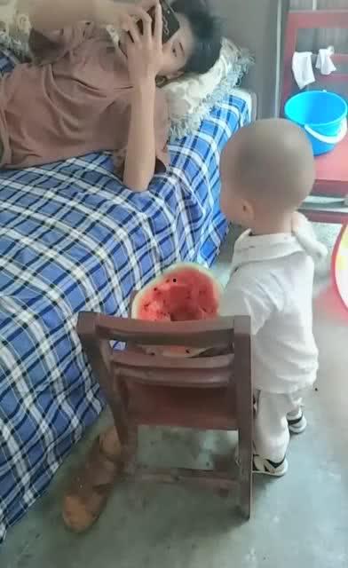 哥哥喂弟弟吃瓜