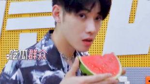帅哥吃瓜原视频,笑料百出，揭秘娱乐圈幕后趣闻