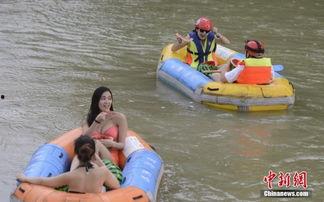 参与者吃瓜,参与者共享美食时光