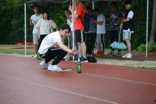 操场吃瓜女生,揭秘校园里的八卦风云