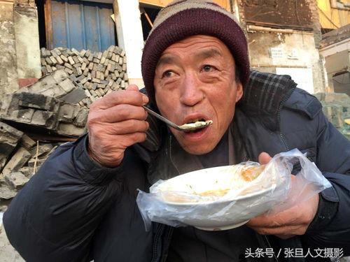 大爷抱着饭碗吃瓜,大爷的独特食趣