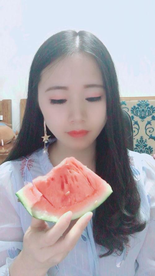 抹口红吃瓜,一抹红唇，瓜界新风尚