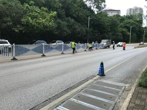 吃瓜车撞上护栏,吃瓜车意外撞上护栏，现场情况令人揪心