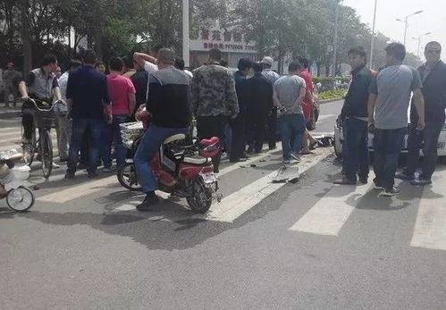 撞车吃瓜文案,吃瓜群众围观，揭秘事故背后的惊人真相！