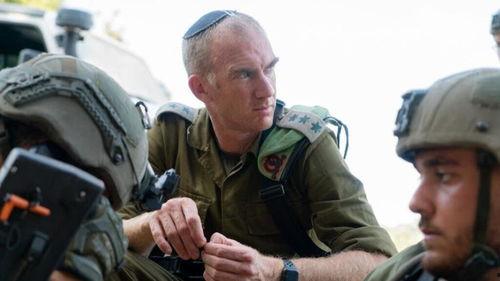 老外吃瓜被枪打死,外国游客误入枪战现场不幸丧生