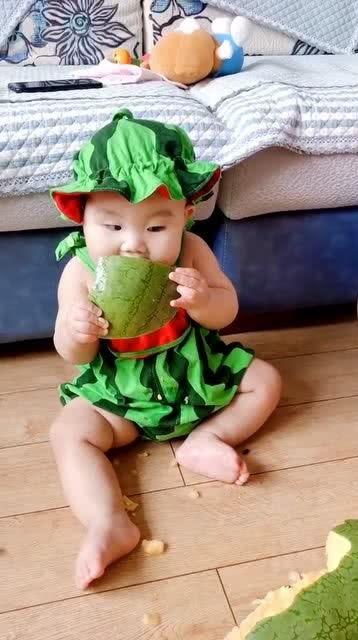 弟弟给姐吃瓜,弟弟与姐姐的温馨食刻