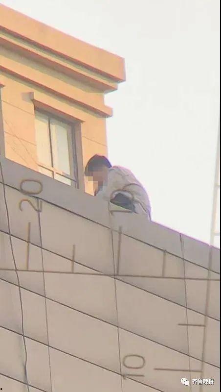 两男生楼顶吃瓜,两男生共享夏日悠闲时光